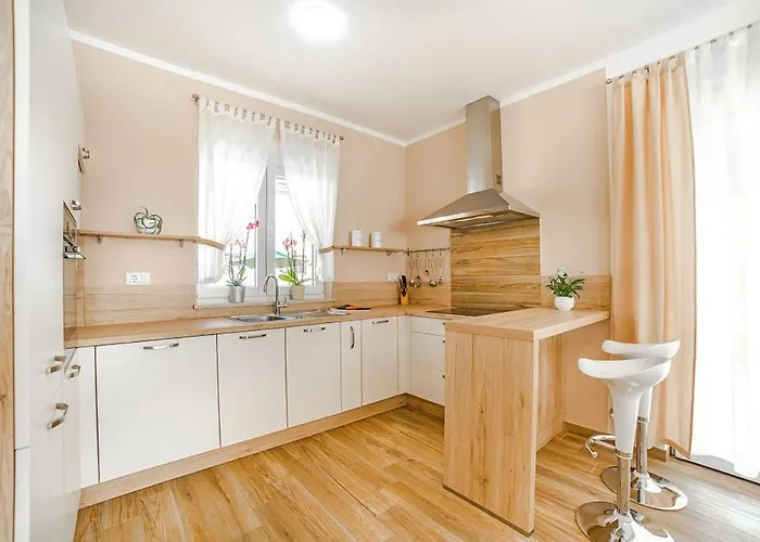 Ladonja By Πούλα