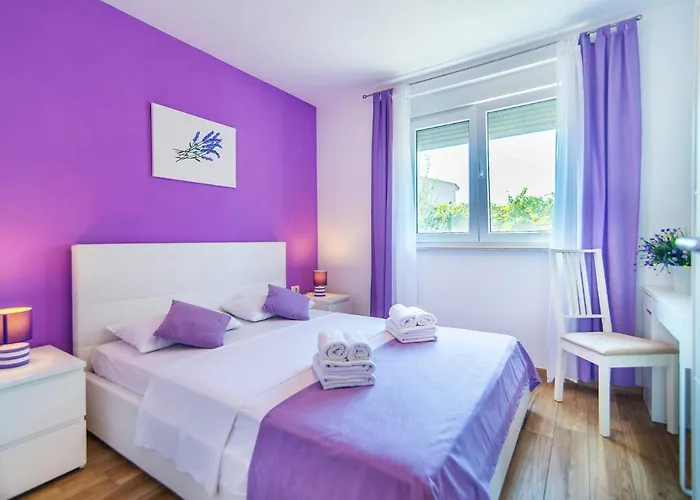 Ladonja By Πούλα